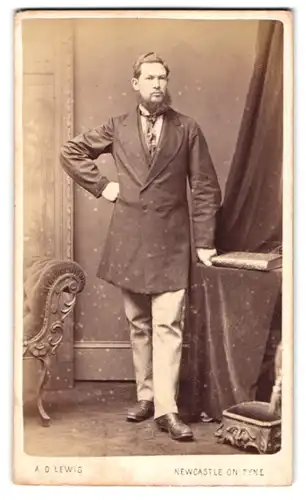 Fotografie A. D. Lewig, Newcastle upon Tyne, englischer Herr im Anzug mit Sakko und Vollbart posiert stehend im Atelier