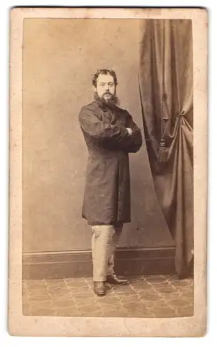 Fotografie H. Wilcox, Bristol, englischer Herr im karierten Anzug mit Vollbart, posiert mit verschränkten Armen
