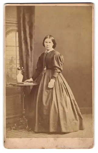 Fotografie Portrait Mess. Lancaster, Chester, Dame im dunklen Kleid mit Halskette vor einer Studiokulisse