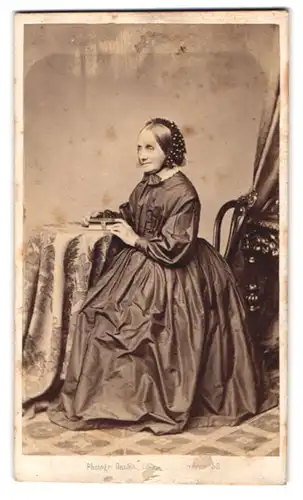 Fotografie J. Gaukler, Stuttgart, Portrait ältere Dame im seidenen Biedermeierkleid mit pünktchen Haube