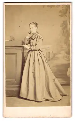 Fotografie Stuart Brothers, Knightsbridge, junge englische Dame im hellen bestickten Kleid posiert im Atelier