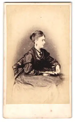 Fotografie Mrs. Williams, Wolverhampton, junge Engländerin im seidenen Kleid mit Perlenkette und Kruzifix Ohrringen