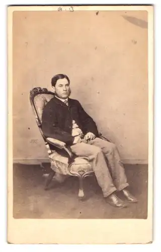 Fotografie Mr. E. Cox, Weymouth, junger Engländer im Anzug mit Cordhose und Schifferkause