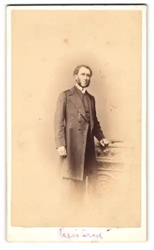 Fotografie W. Croft, Torquay, englischer Herr um Anzug mit Locken und Backenbart