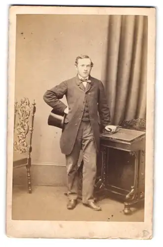 Fotografie Stuart, Glasgow, schottischer Herr im Anzug mit Fliege und Zylinder posiert im Atelier