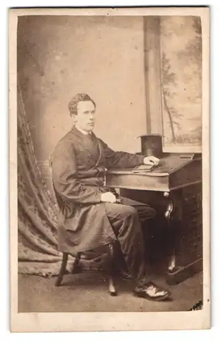 Fotografie J. & G. Turner, Glasgow, schottischer Herr im karierten Anzug mit Zylinder auf dem Pult