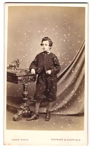 Fotografie Inskip, Scarboro, junger Knabe im Anzug mit Knickerbockern posiert im Atelier