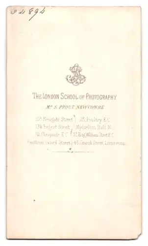 Fotografie Lodnon School of Photography, London, junge Frau im hellen Reifrockkleid mit Locken
