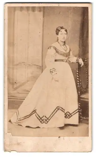 Fotografie John Tredray, Hastings, junge Frau im hellen Kleid mit Fransen und Halskette
