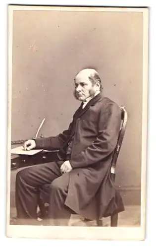 Fotografie Hills & Saunders, Oxford, älterer Herr im Anzug mit Backenbart sitzten am Tisch