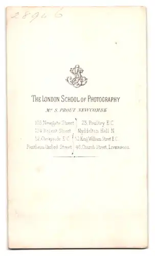 Fotografie London School of Photography, London, ältere Herr im Anzug mit Vollbart am Tisch sitzend