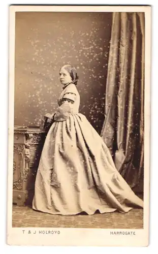 Fotografie T. & J. Holroyd, Harrogate, junge Frau uim gestreifen hellen Kleid posiert im Atelier