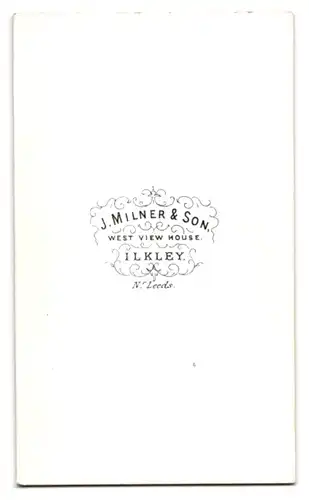 Fotografie Milner & Son, Ilkley, junger Mann im Tweedanzug mit Koteletten und Mustach, Locken