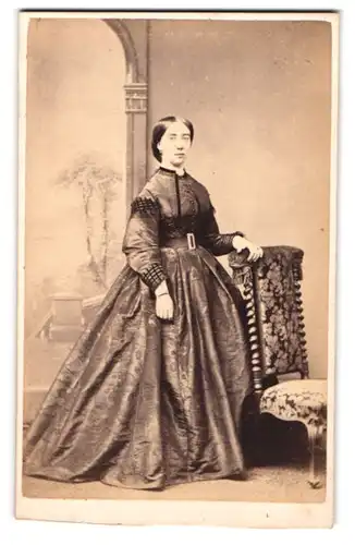 Fotografie E. R. kingsbury, Knightsbridge, junge Dame im seidenen Kleid posiert im Atelier
