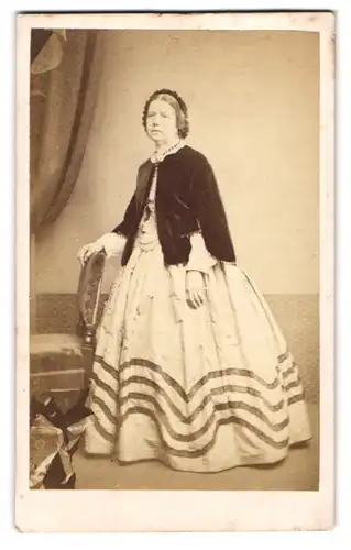 Fotografie London School of Photography, London, ältere Dame im hellen Biedermeierkleid mit Samtbluse, Haube