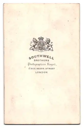 Fotografie Southwell Brothers, London, stattlicher Herr im Anuzug mit Zylinder und Koteletten