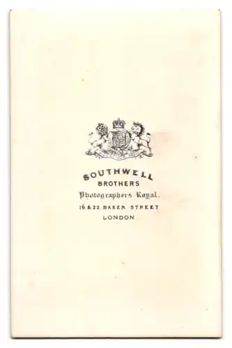 Fotografie Southwell Brothers, London, älterer Engländer im hellen Anzug mit Halstuch