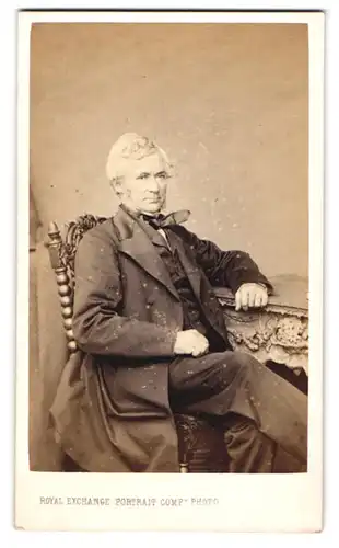 Fotografie Royal Exchange Portrait Co., London, Portrait Herr im dunklen Anzug mit weissen Haaren