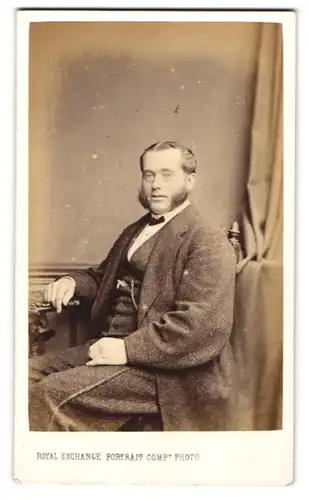 Fotografie Royal Exchange Portrait Co., London, Portrait Herr im Tweed Anzug mit Backenbart