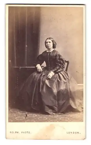 Fotografie Mr. Rolph, London, junge Frau im Reifrockkleid mit geflochtenen Haaren