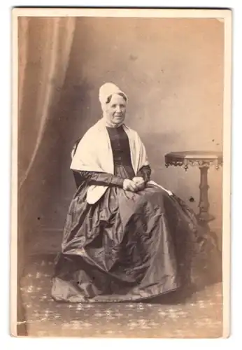 Fotografie James Harrison, Leeds, ältere Dame im seidenen Biedermeierkleid mit Haube und Überwurf