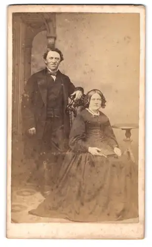 Fotografie J. Joyner, Cheltenham, englisches Paar im Biedermeierkleid und im dunklen Anzug