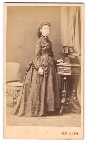 Fotografie M. Müller, Wien, junge Frau im Biedermeierkleid mit zurückgebundenen Haaren