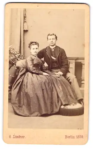 Fotografie O. Lindner, Berlin, junges Paar im Biedermeierkleid und im Anzug