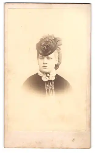 Fotografie H, Mower, Exeter, junge Engländerin im Kleid mit Brosche und Hut