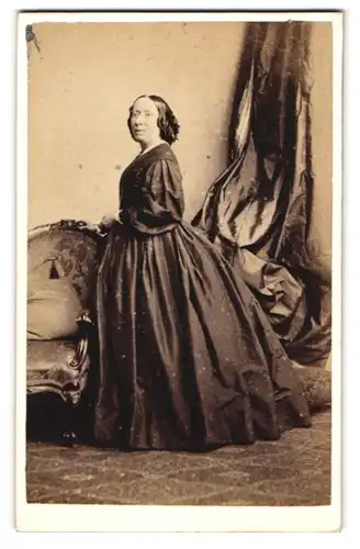 Fotografie T. Rodger, St. Andrews, schottische Dame im Biedermeierkleid posiert stehend im Atelier