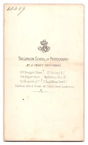 Fotografie London School of Photography, London, junge Engländerin im Biedermeierkleid stehend am Stuhl