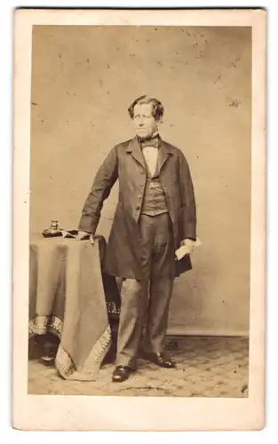Fotografie Charles Wright, London-Holborn, englischer Herr im Anzug mit Weste und Fliege