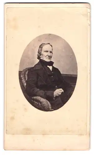 Fotografie Angel, Exeter, Portrait älterer Herr im Anzug mit Halstuch