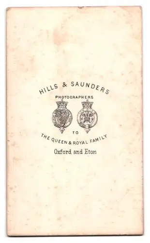 Fotografie Hills & Saunders, Oxford, älterer englischer Herr im Anzug mit Zylinder auf dem Tisch