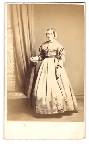 Fotografie Stuart Brothers, Knightsbridge, ältere Dame im hellen bestickten Kleid mit Haube