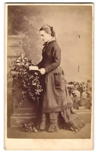 Fotografie Stuart Brothers, London, Portrait junge Frau im Biedermeierkleid posiert lesend im Atelier