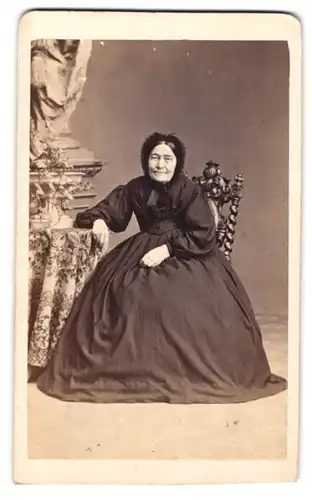 Fotografie Gustav Schultze, Naumburg / Saale, ältere Dame im dunklen Biedermeierkleid mit Haube