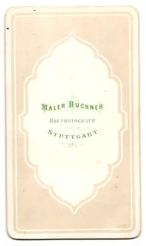 Fotografie Maler Buchner, Stuttgart, Portrait Dame im seidenen Biedermeierkleid posiert stehend im Atelier