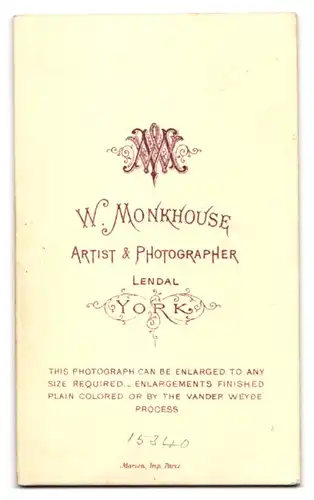 Fotografie W. Monkhouse, York, junger Engländer im Anzug mit Hut sitzt lässig im Stuhl