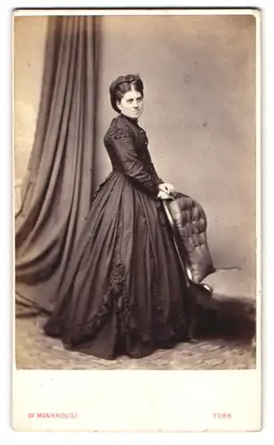 Fotografie W. Monkhouse, York, junge Frau im dunklen Biedermeierkleid mit hochgebundene Haaren