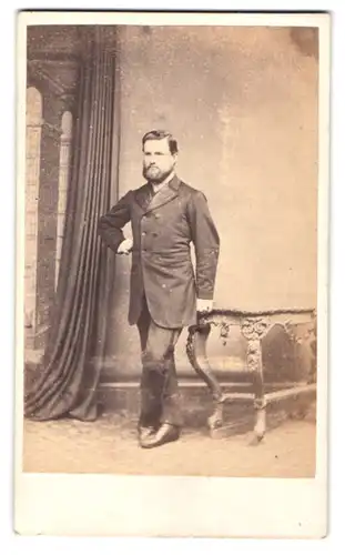 Fotografie Monkhouse, York, englischer Herr im Anzug mit Vollbart