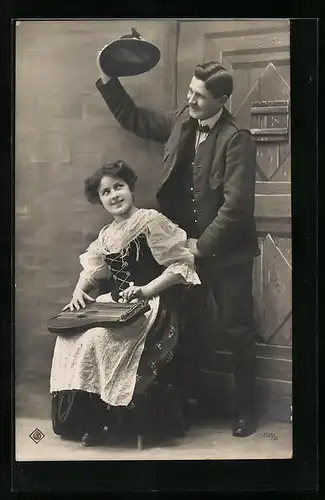 AK Zither spielende Frau mit feierndem Gatten