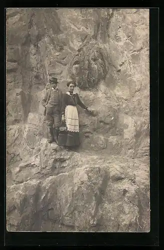 Foto-AK Bergsteigendes Paar an einer Steilklippe
