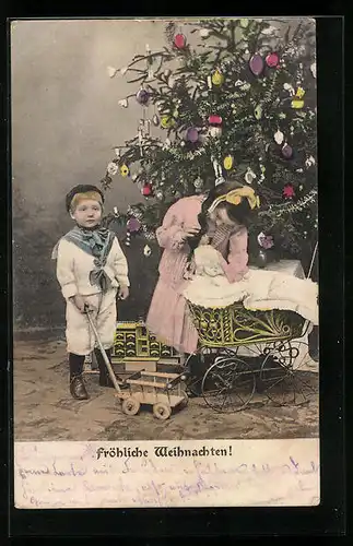 Künstler-AK Geschwisterpaar mit Kinderwagen vor einem Weihnachtsbaum