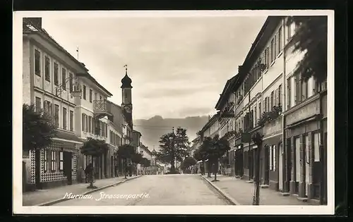 AK Murnau, Strassenpartie mit Passanten