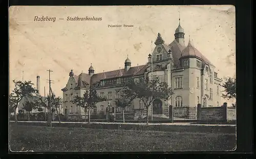 AK Radeberg, Stadtkrankenhaus - Gebäudeansicht mit Pulsnitzer Strasse