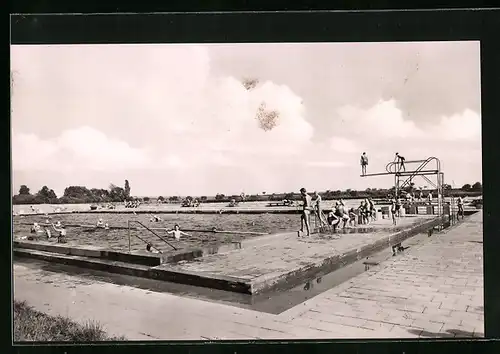 AK Kölleda / Sömmerda, Stadtbad mit Badegästen