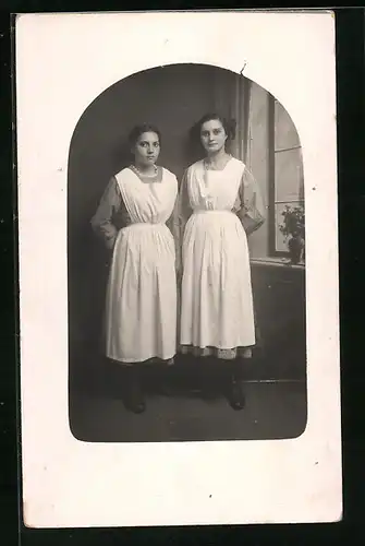 Foto-AK Zwei junge Frauen in weissen Kittelschürzen im Passepartout