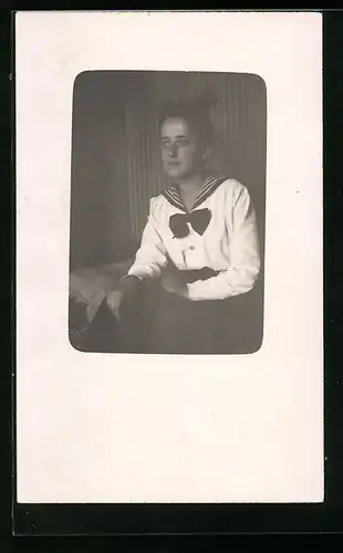 Foto-AK Junge Frau in Matrosenbluse mit nachdenklichem Blick, im Passepartout