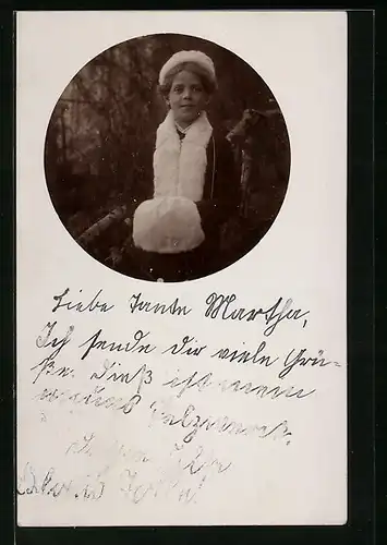 Foto-AK Mädchen mit weisser Mütze, Schal und Muff aus Pelz im Passepartout